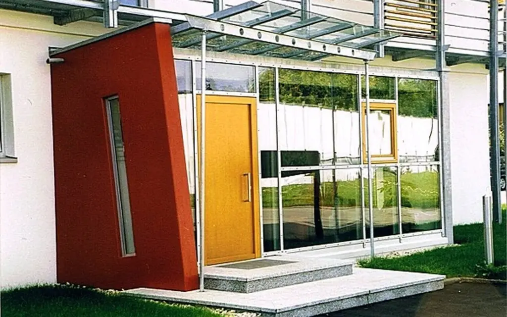 Erneuerter Eingang des Bürogebäudes in Riederich
