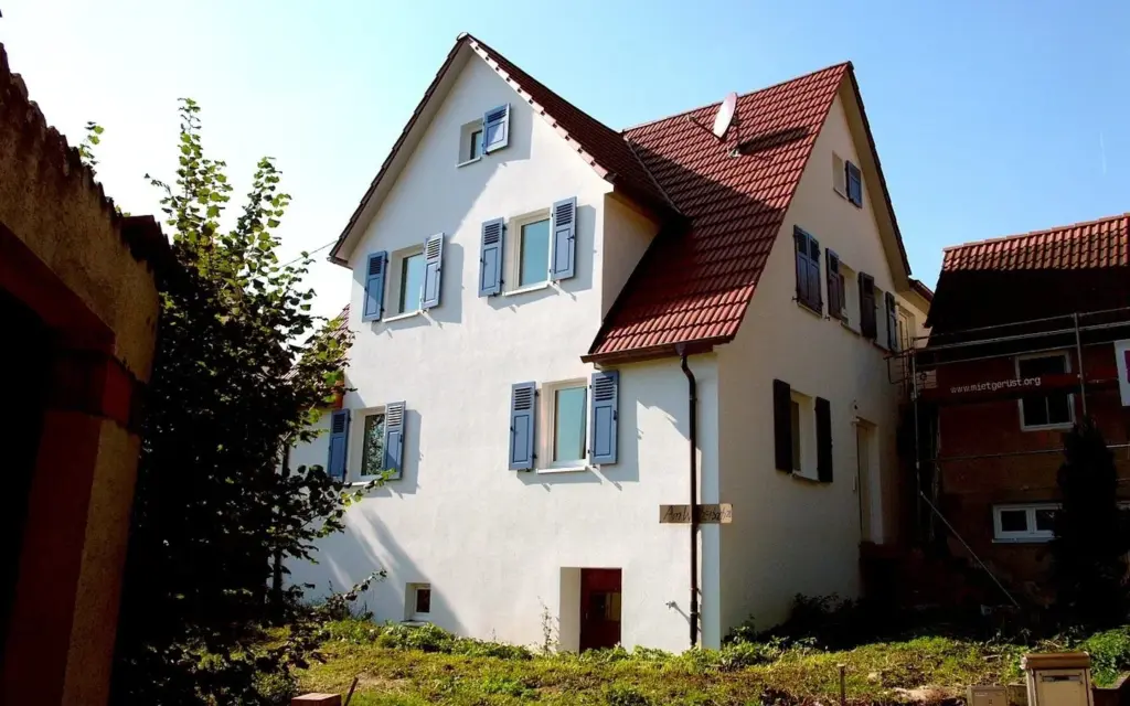 Saniertes Bauernhaus in Aichtal von der Hofseite