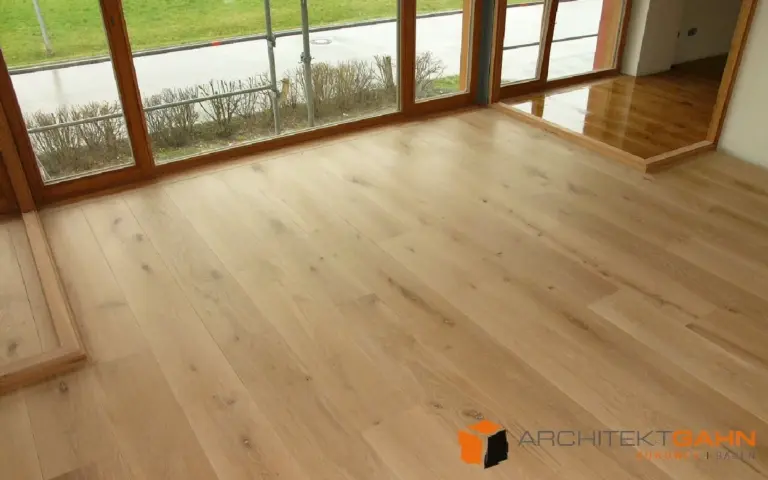 Holzfußboden mit Tageslicht vor bodentiefen Fenstern