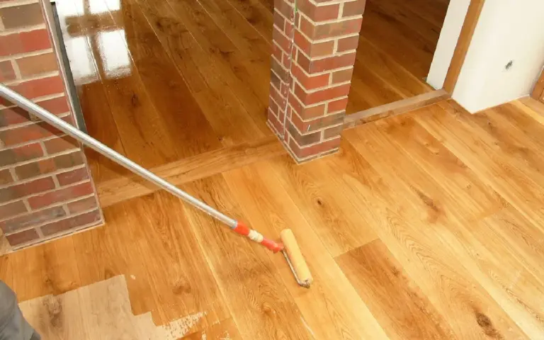 Verlegung eines Holzfußbodens im Innenraum