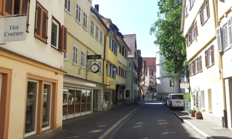 Straßenzug mit historischer Bebauung in Tübingen