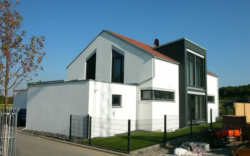 Modernes weißes Wohnhaus in Sersheim