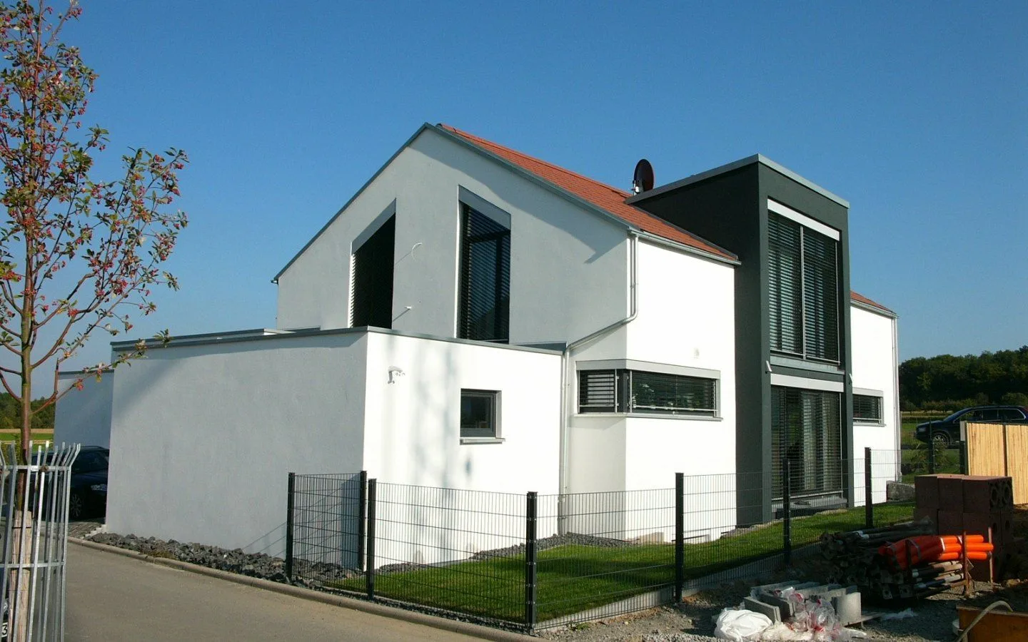 Weißes Wohnhaus in Sersheim mit klarer Dachform und großen Fensterflächen