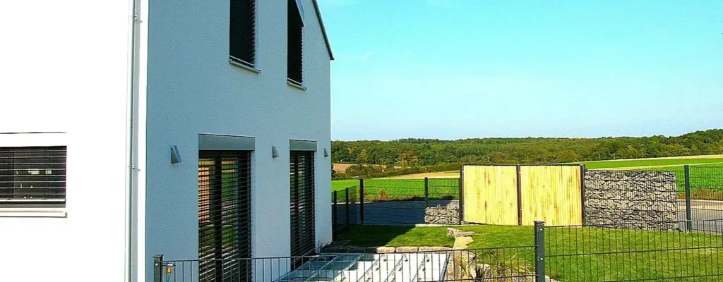 Terrasse des Wohnhauses Sersheim mit Blick in die Landschaft